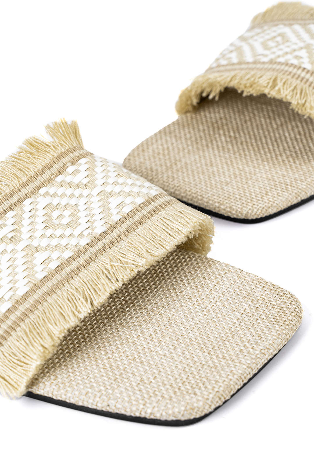 Gezouten zomerschoenen met gevlochten design en franjes voor op het strand