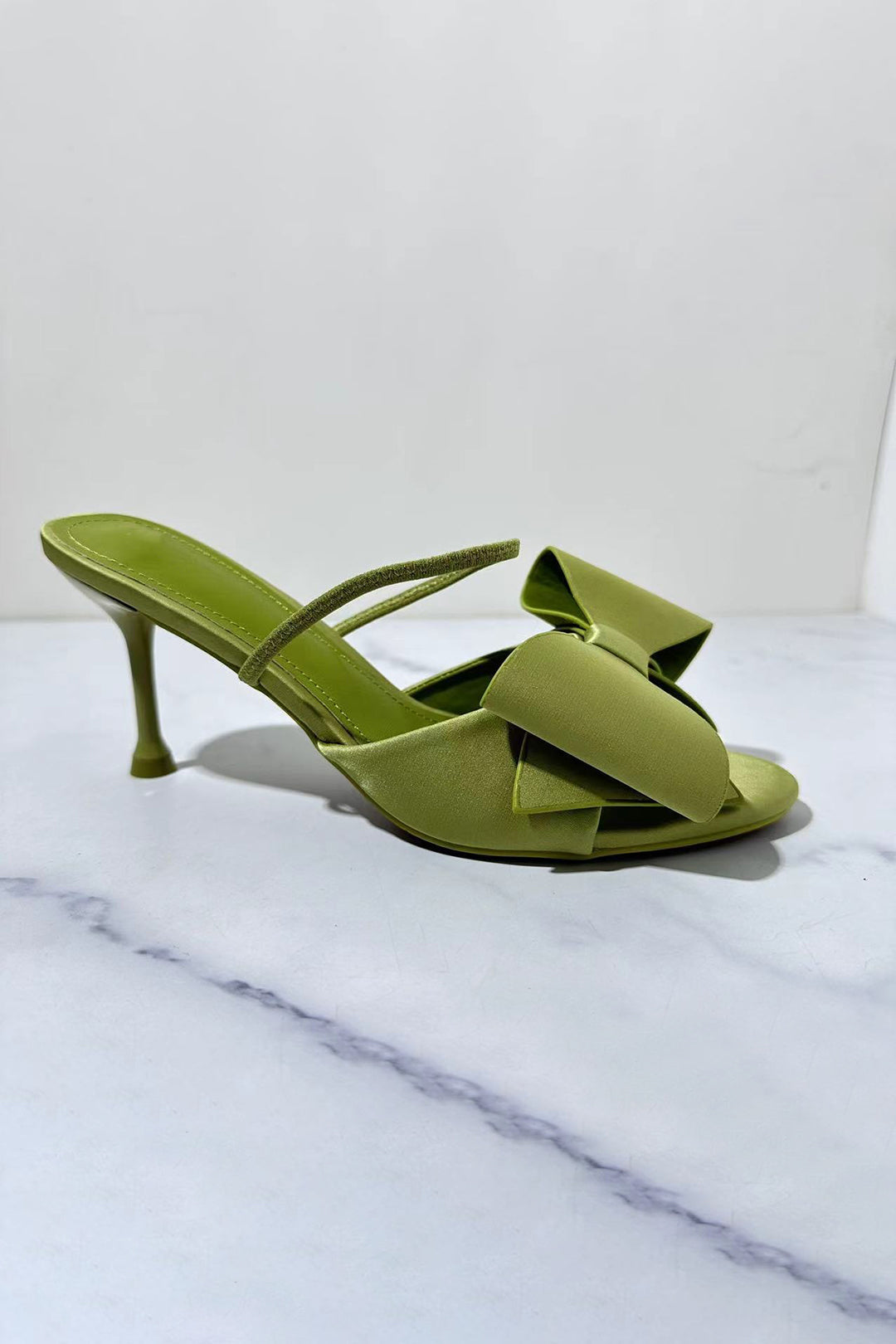 puntige naaldhakken van kunstleer met elegante vlinderversiering