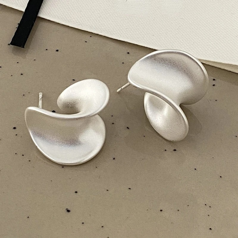 Erin Curve Stud Oorbellen - Elegante en moderne oorbellen voor een stijlvolle look