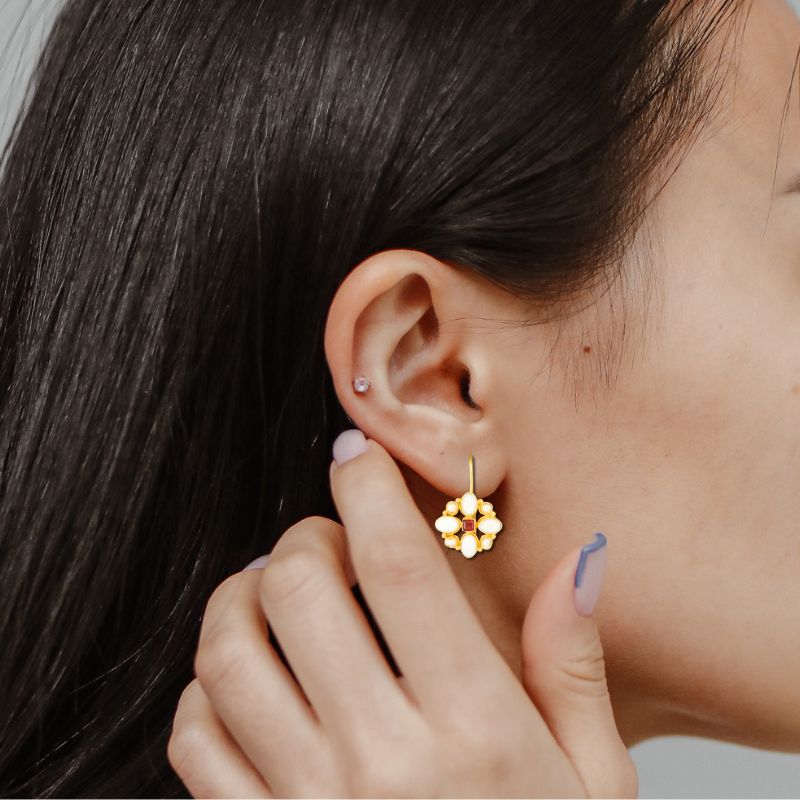 Gouden Bloem Druppeloorbellen met Opaal - Kyana