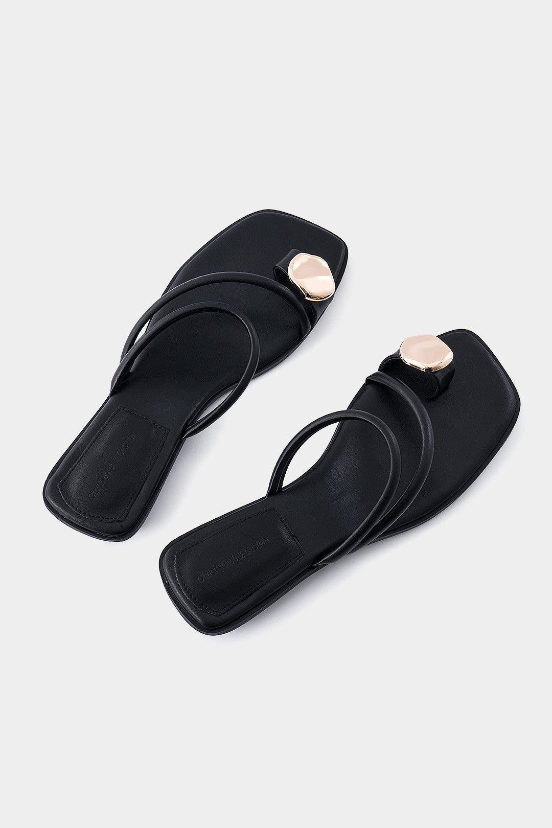 Platte open schoenen met metalen details en elegante decoratie