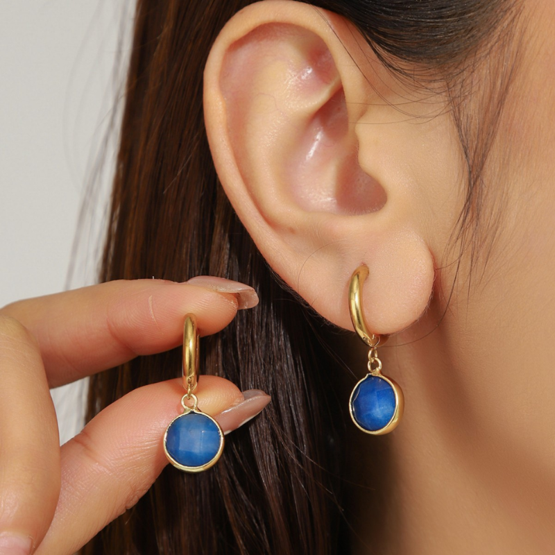 Goudkleurige Charm Hangeroorbellen – Paula