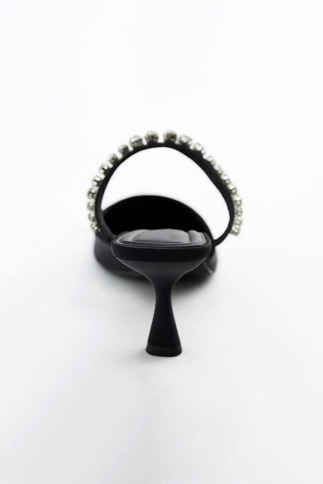 Laarzen met hoge hakken, pointy neus en sprankelende strassversiering