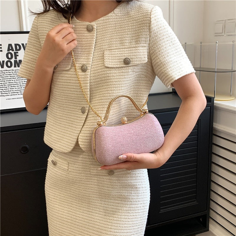 Elegante damesavondtas met glanzend detail en juwelenversierd handvat - Dhalia