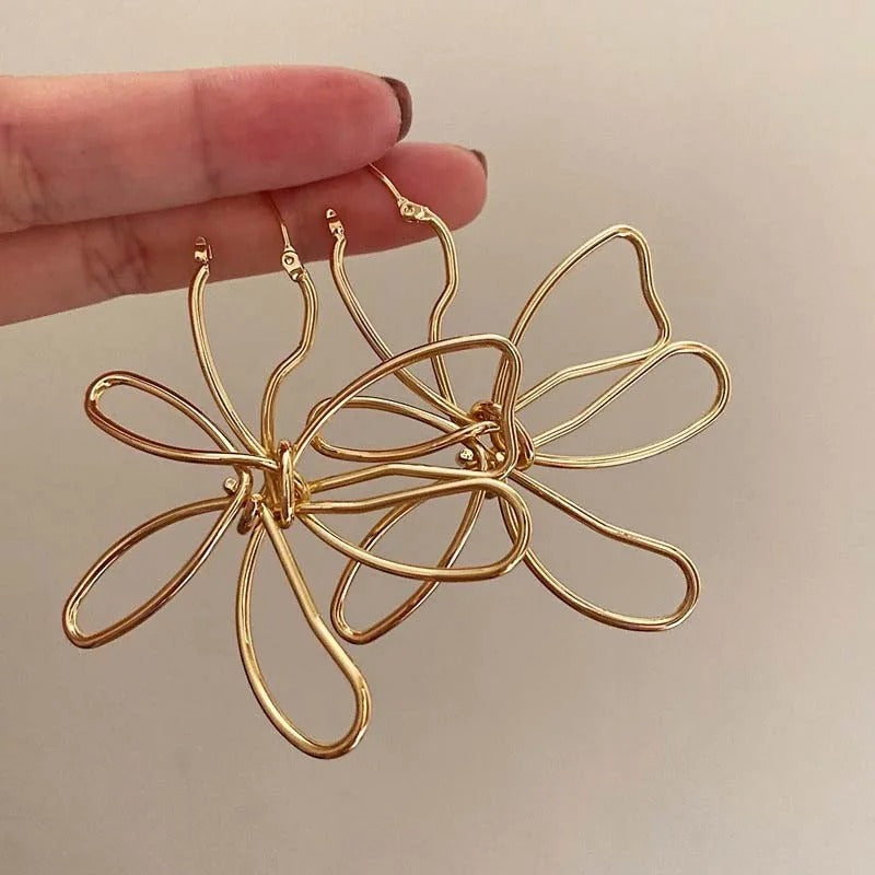 Stijlvolle Gouden Geometrische Bloem Stud Oorbellen - Elegant en Luxe Accessoire van Tommie