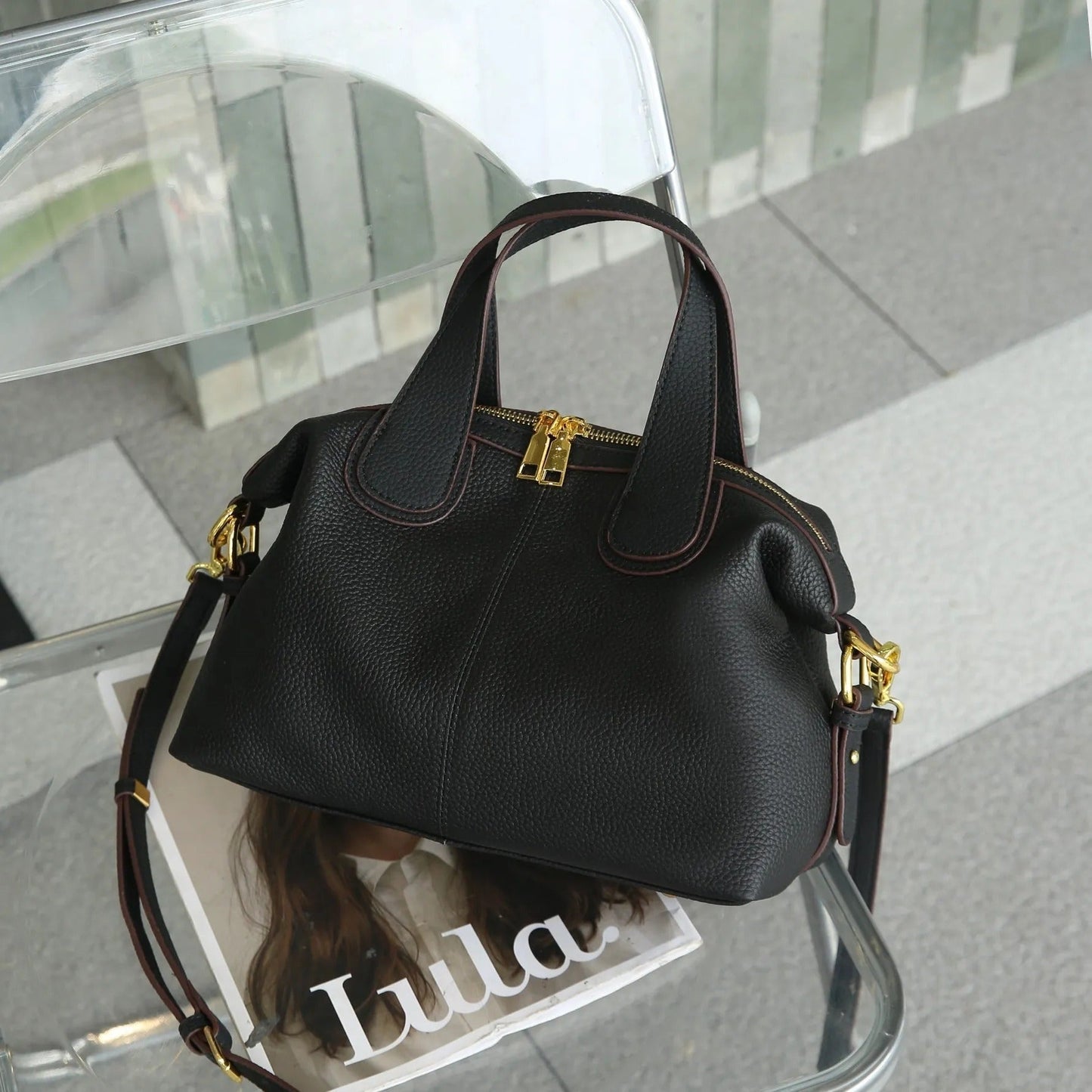 Damestas van imitatieleer met metalen hardware in gestructureerde stijl - Marcela