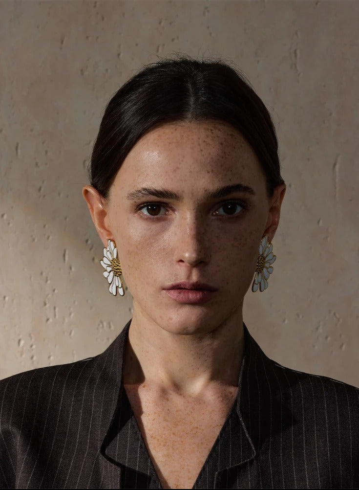 Elegante Aureaat Bloesem Oorknopjes voor een Tikkeltje Verfijning