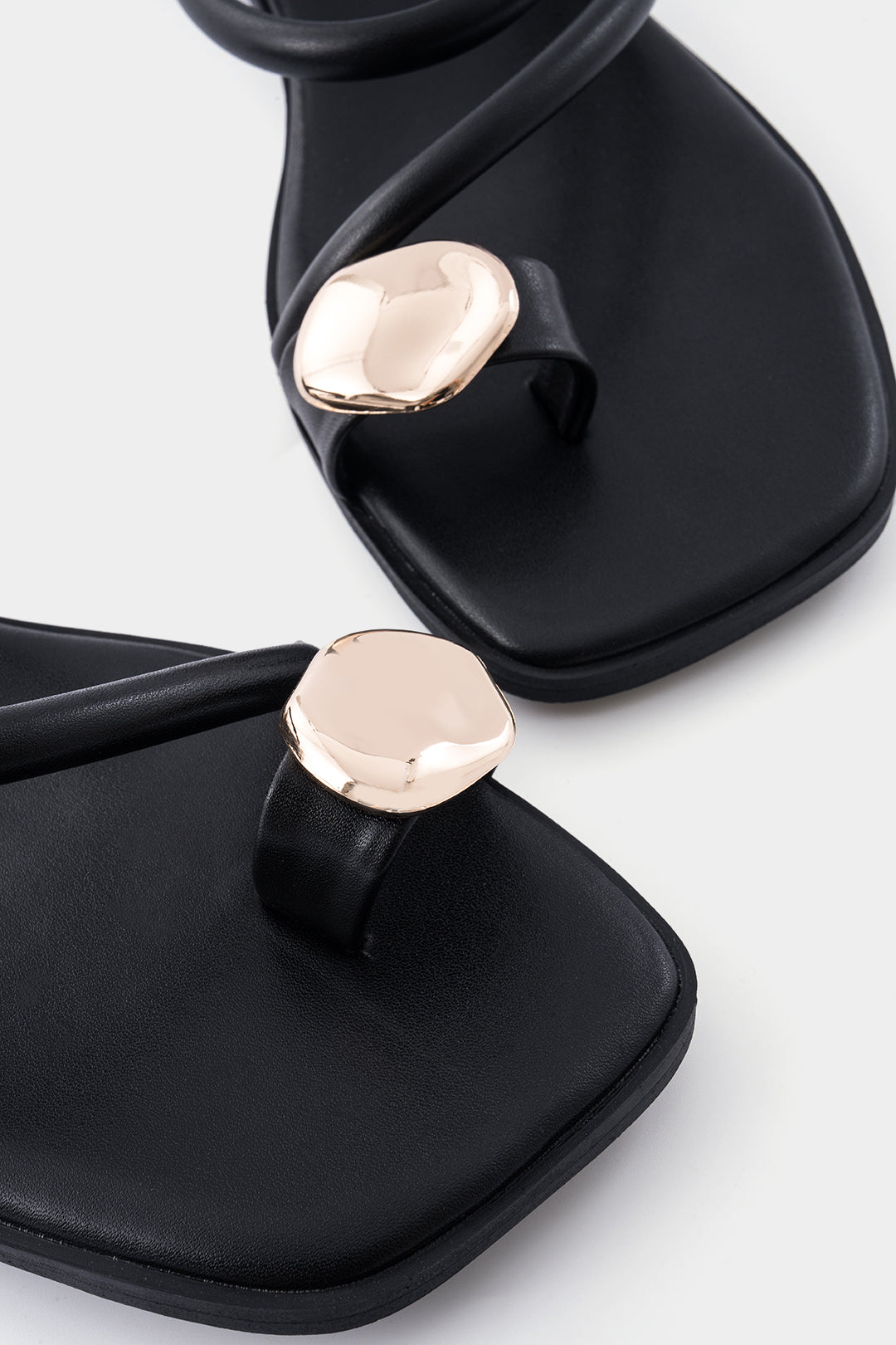 Platte open schoenen met metalen details en elegante decoratie