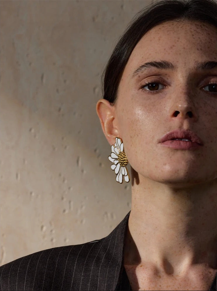 Elegante Aureaat Bloesem Oorknopjes voor een Tikkeltje Verfijning