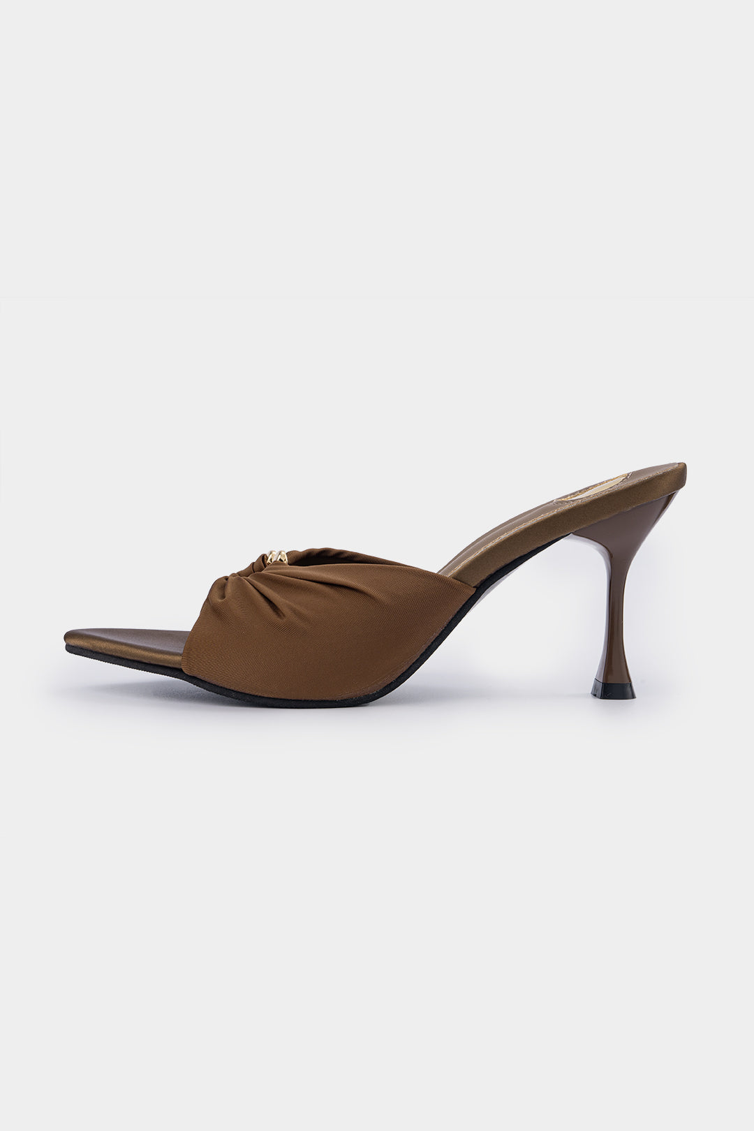 Elegante puntige talons met sierlijke metalen lus