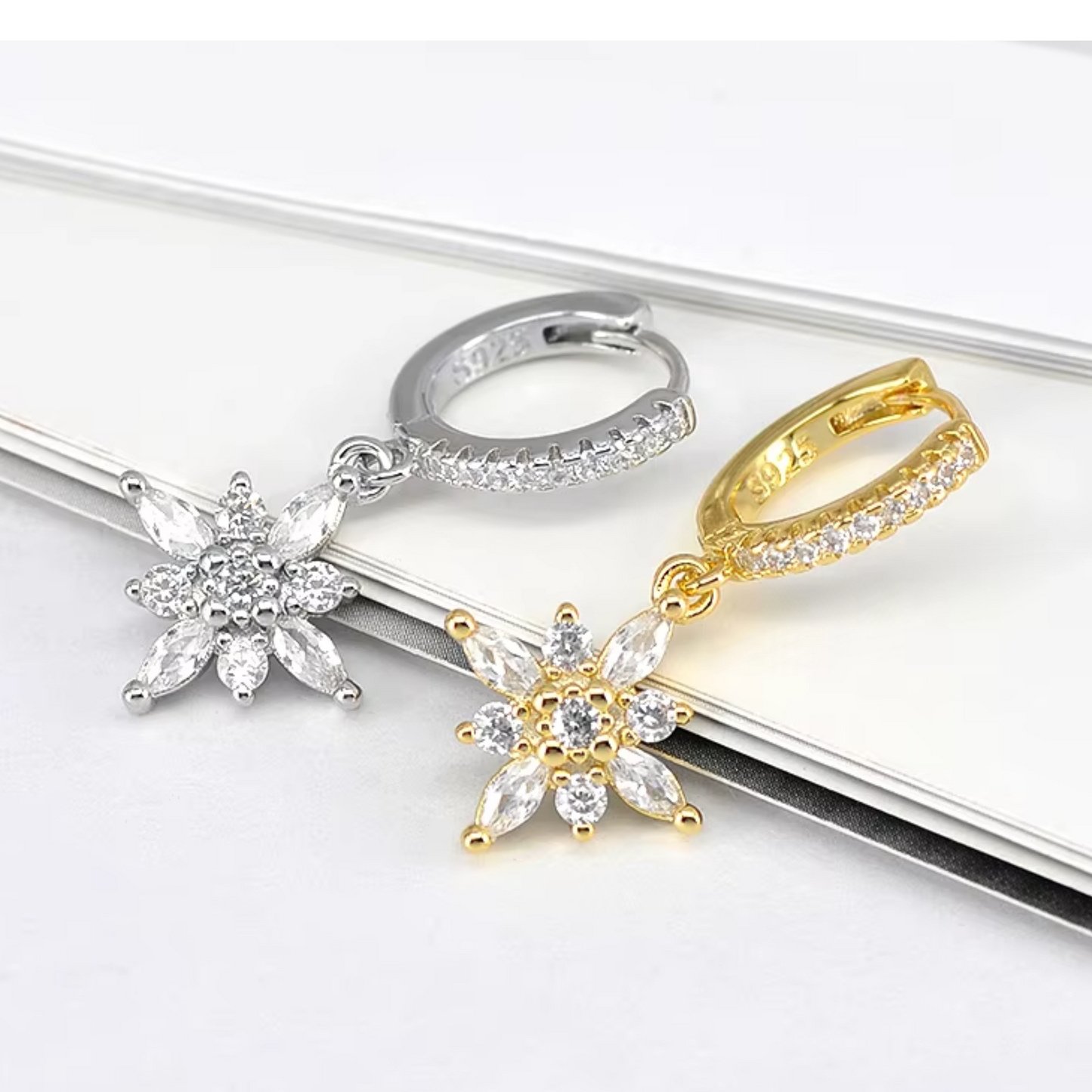 Elegante Gouden Kristallen Bloem Hoepel Oorbellen - Betoverende Juweelstijl van Evi