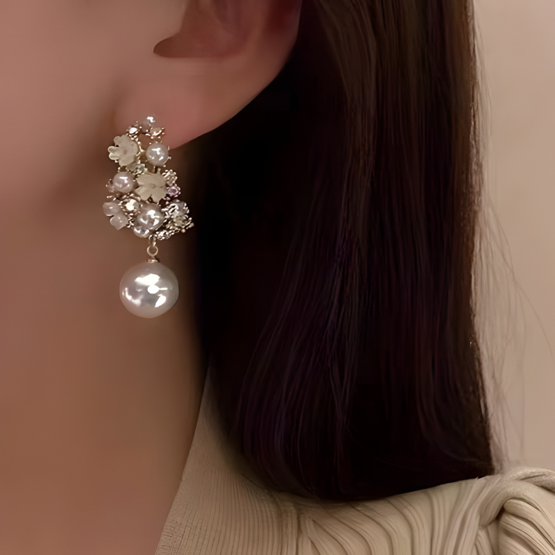 Stijlvolle fijne parel oorbellen met bloemendangle voor een elegante uitstraling - Dana