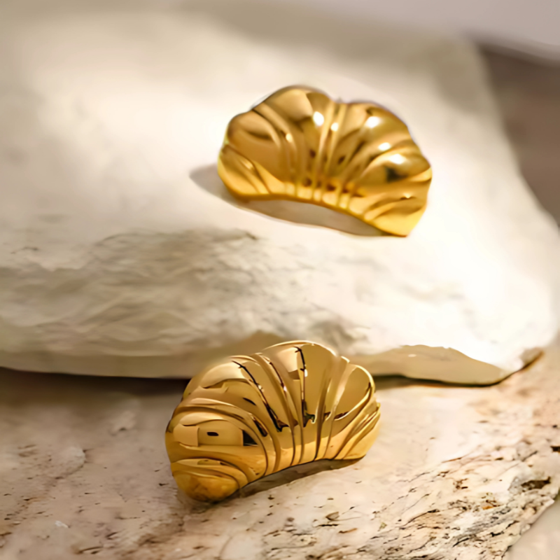 Stijlvolle Glans Croissant Oorbellen met Elegante Jasmijn Accenten