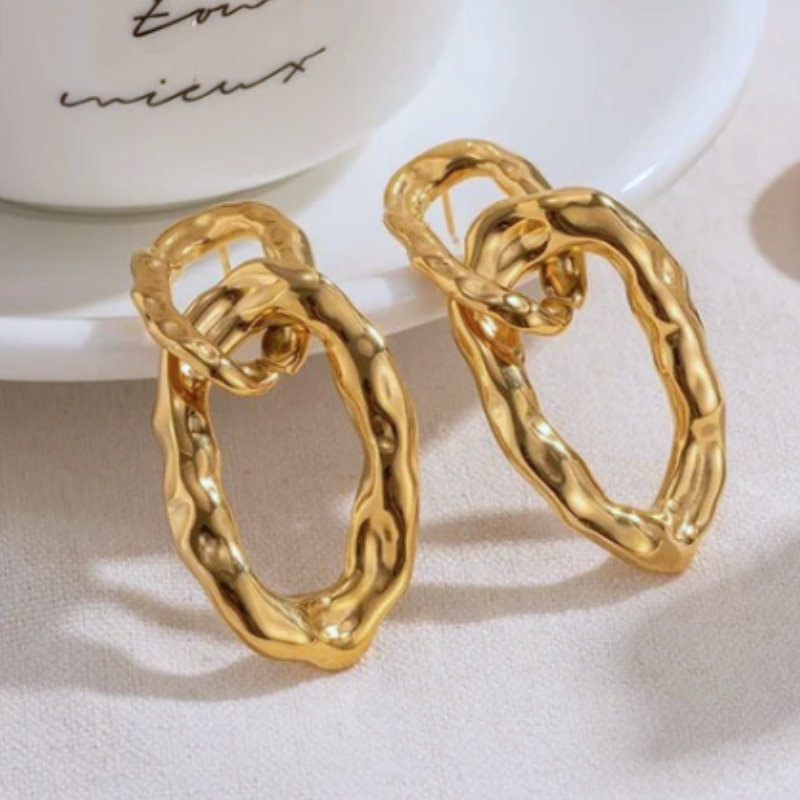 Goudkleurige oorbellen met dubbele ketting en textuur – Bianca