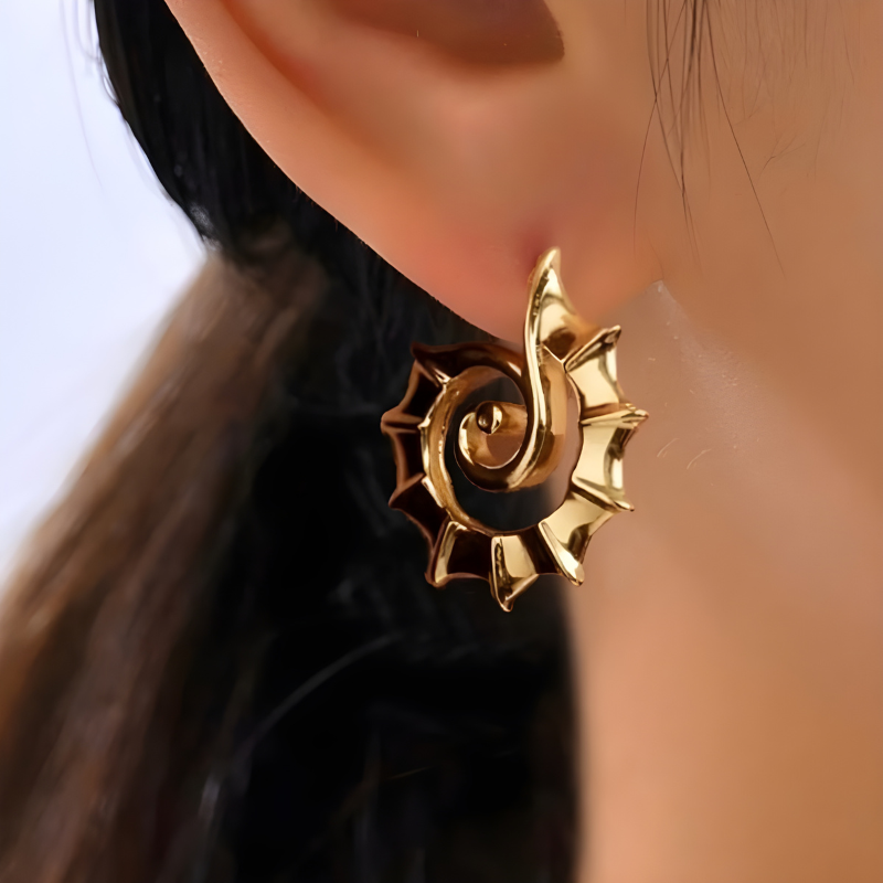 Goudkleurige Spiral Zeepaard Oorbellen – Iva