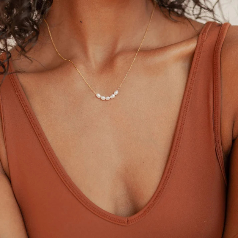 Verfraai je look met de elegante Verse Vijf-Parels Ketting - Victoria