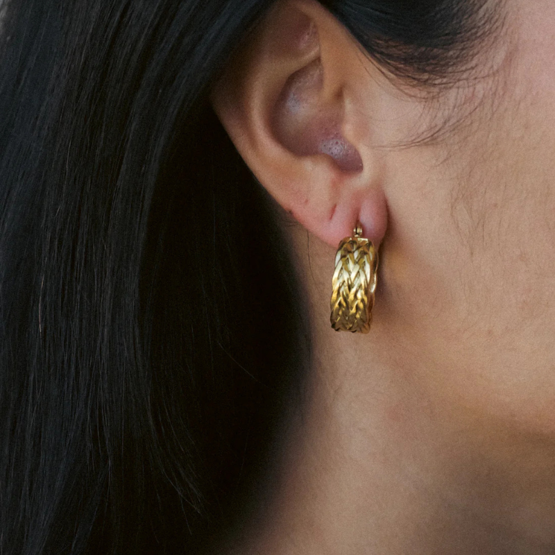 Goudkleurige C-Vormige Oorbel - Callie