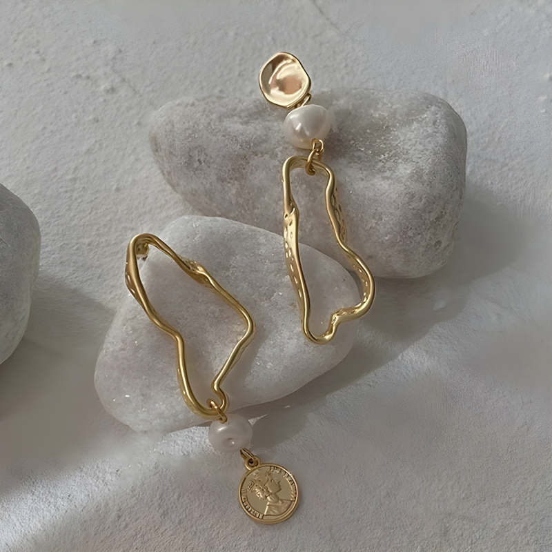 Elegante asymmetrische barocke Perlen-Ohrringe mit Hängendes Design - Rachel