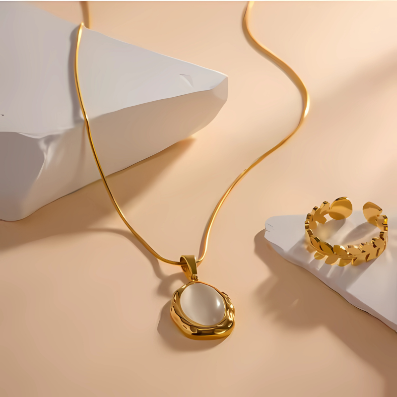 Elegant Vergulde Kattenoog-Opaalketting met Sprankelende Gemma Accenten