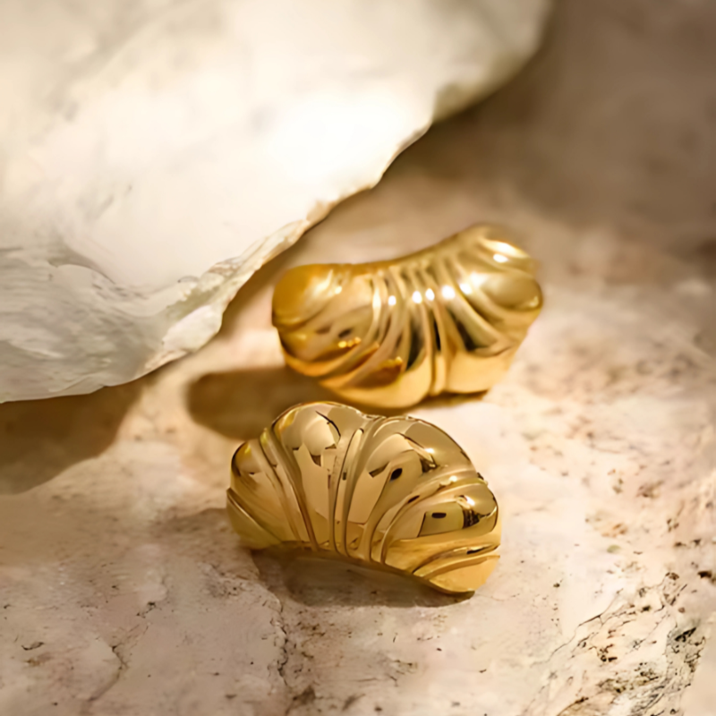 Stijlvolle Glans Croissant Oorbellen met Elegante Jasmijn Accenten