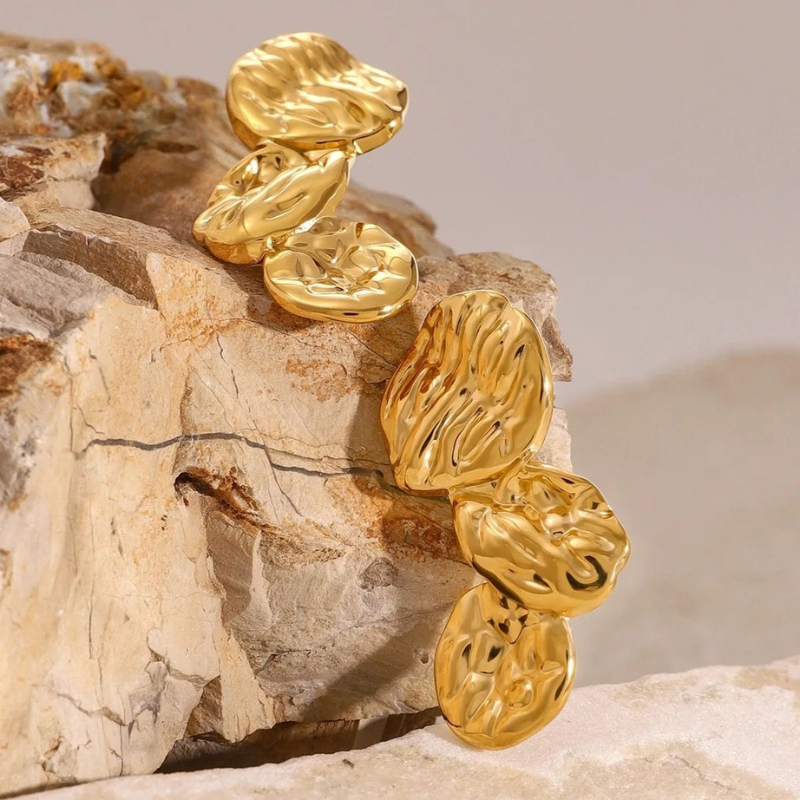 Gouden Geplateerde Drievoudige Bloemblaadje Oorbellen - Riley