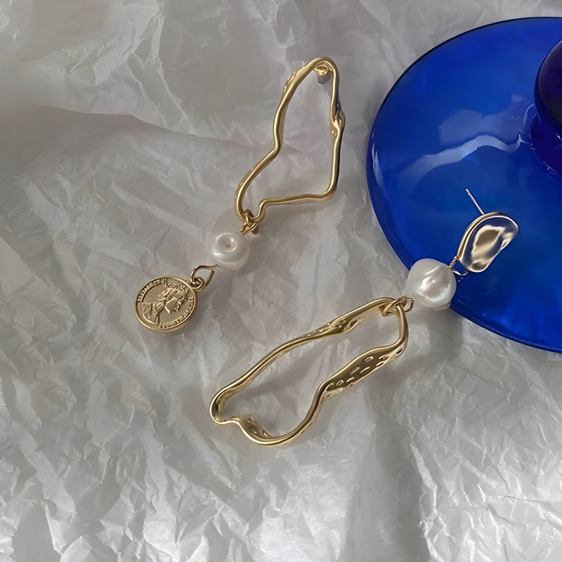 Elegante asymmetrische barocke Perlen-Ohrringe mit Hängendes Design - Rachel