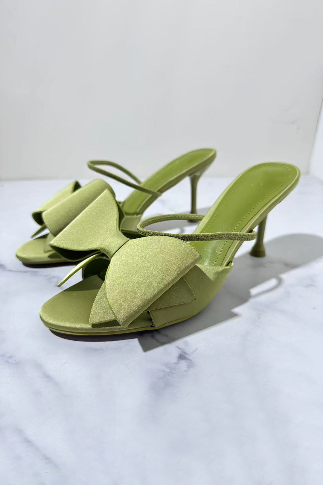 puntige naaldhakken van kunstleer met elegante vlinderversiering