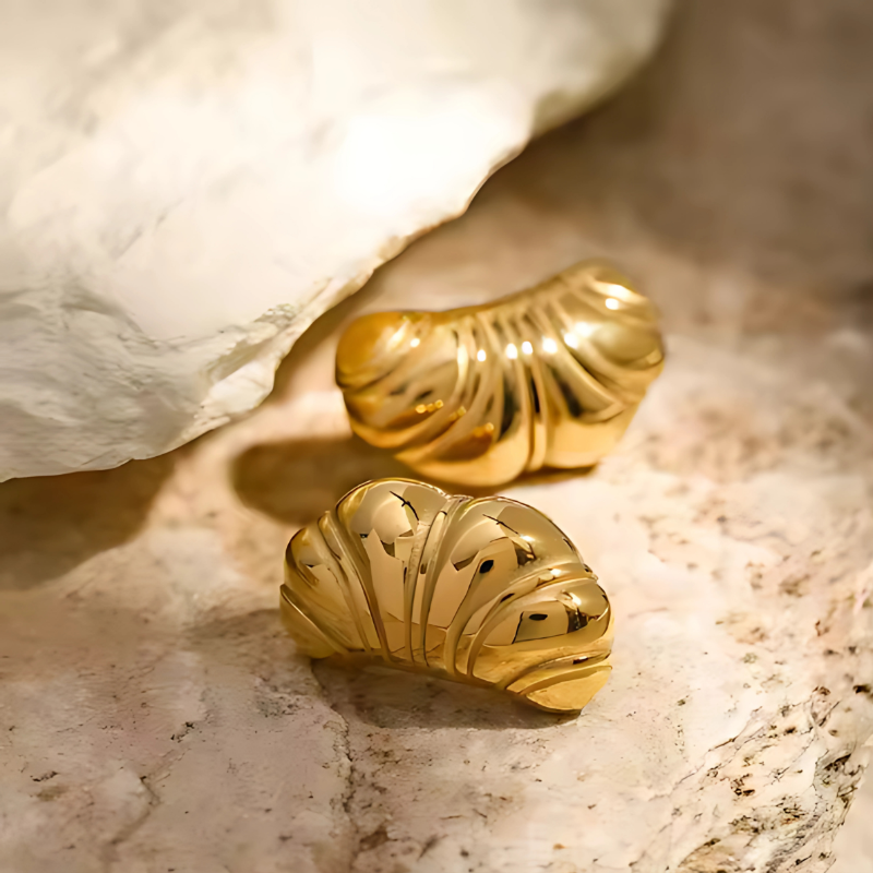 Stijlvolle Glans Croissant Oorbellen met Elegante Jasmijn Accenten