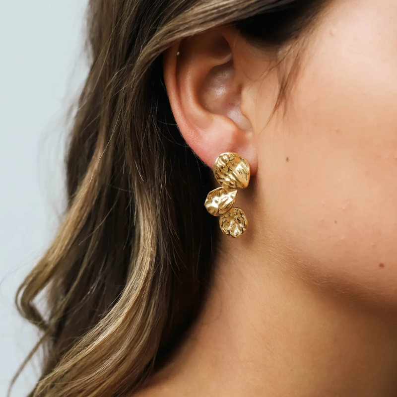 Gouden Geplateerde Drievoudige Bloemblaadje Oorbellen - Riley