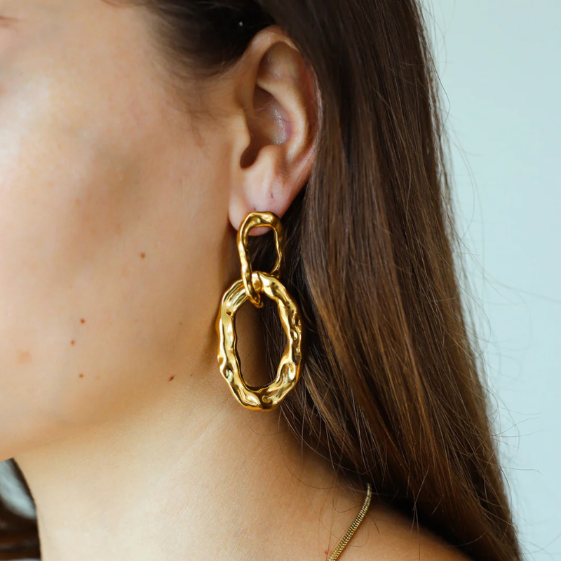 Goudkleurige oorbellen met dubbele ketting en textuur – Bianca