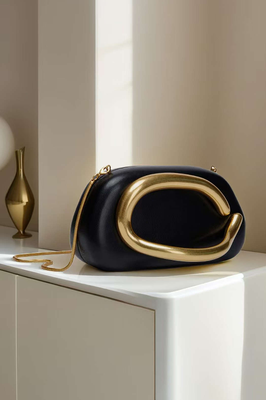 Chique Faux Leer Clutch met Stijlvolle Metalen Accenten