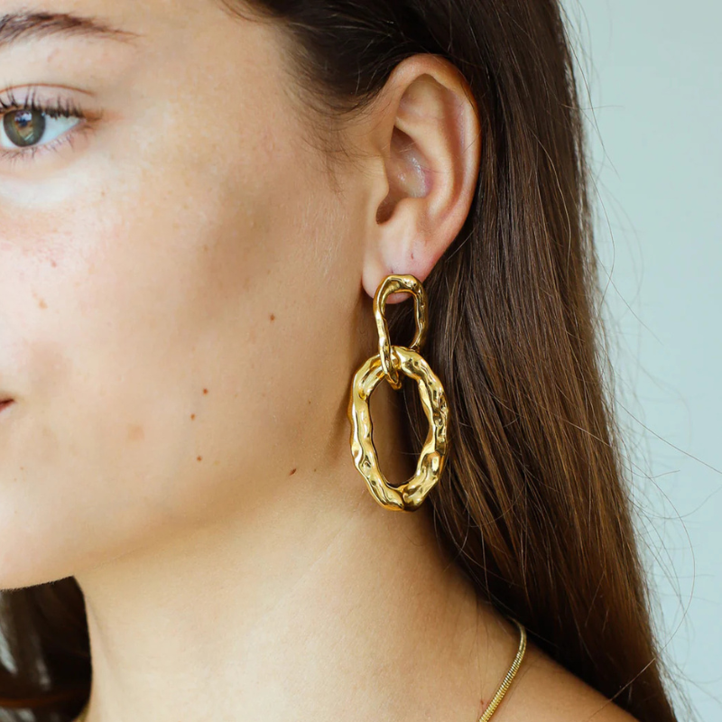 Goudkleurige oorbellen met dubbele ketting en textuur – Bianca