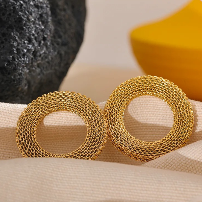 Grote Ronde Oorknopjes met Schakelstructuur – Faye