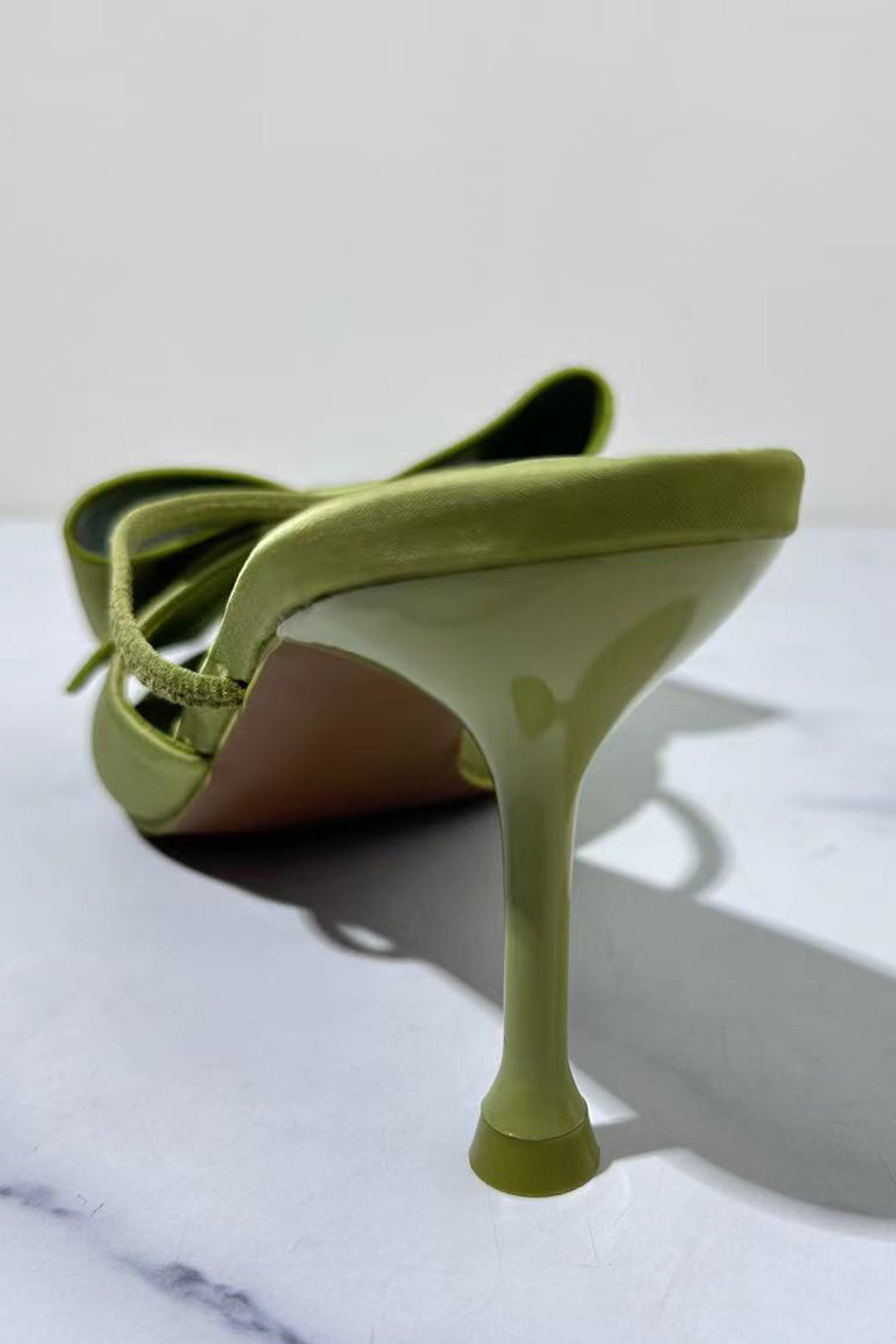 puntige naaldhakken van kunstleer met elegante vlinderversiering