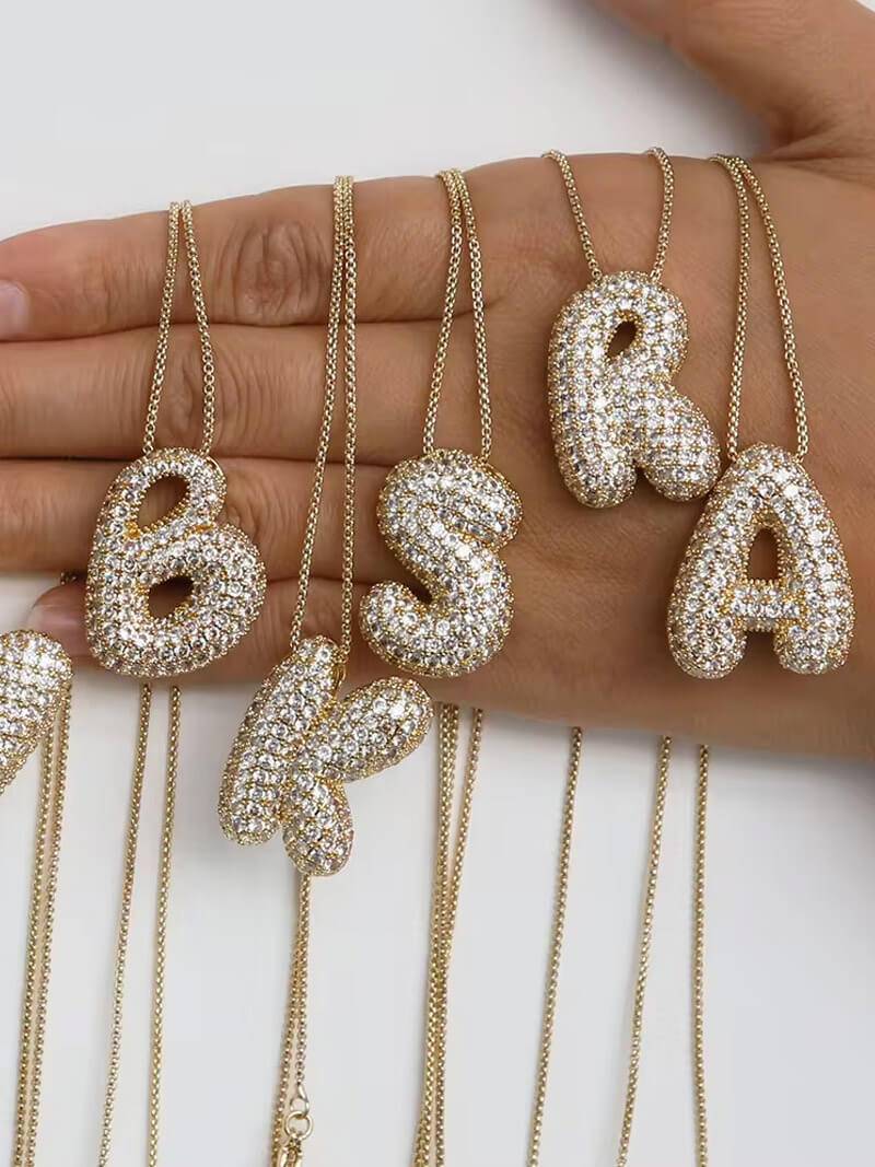 Elegante kettinkje met letter Pavé voor een unieke stijl