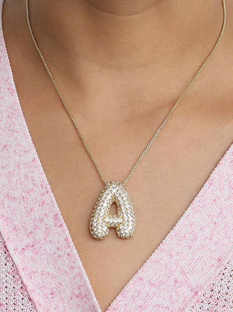 Elegante kettinkje met letter Pavé voor een unieke stijl