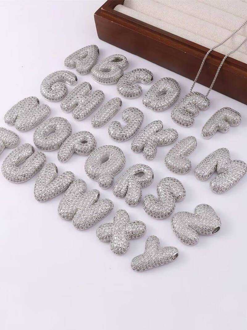 Elegante kettinkje met letter Pavé voor een unieke stijl