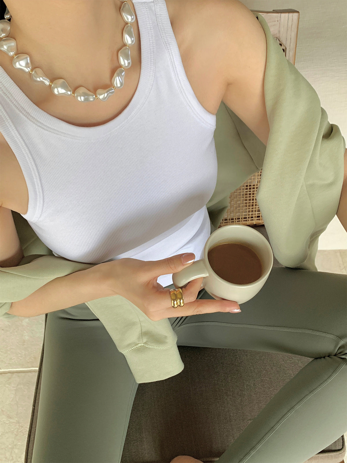 Voeg een vleugje licht toe aan je stijl met de elegante resin ketting met parelmoereffect