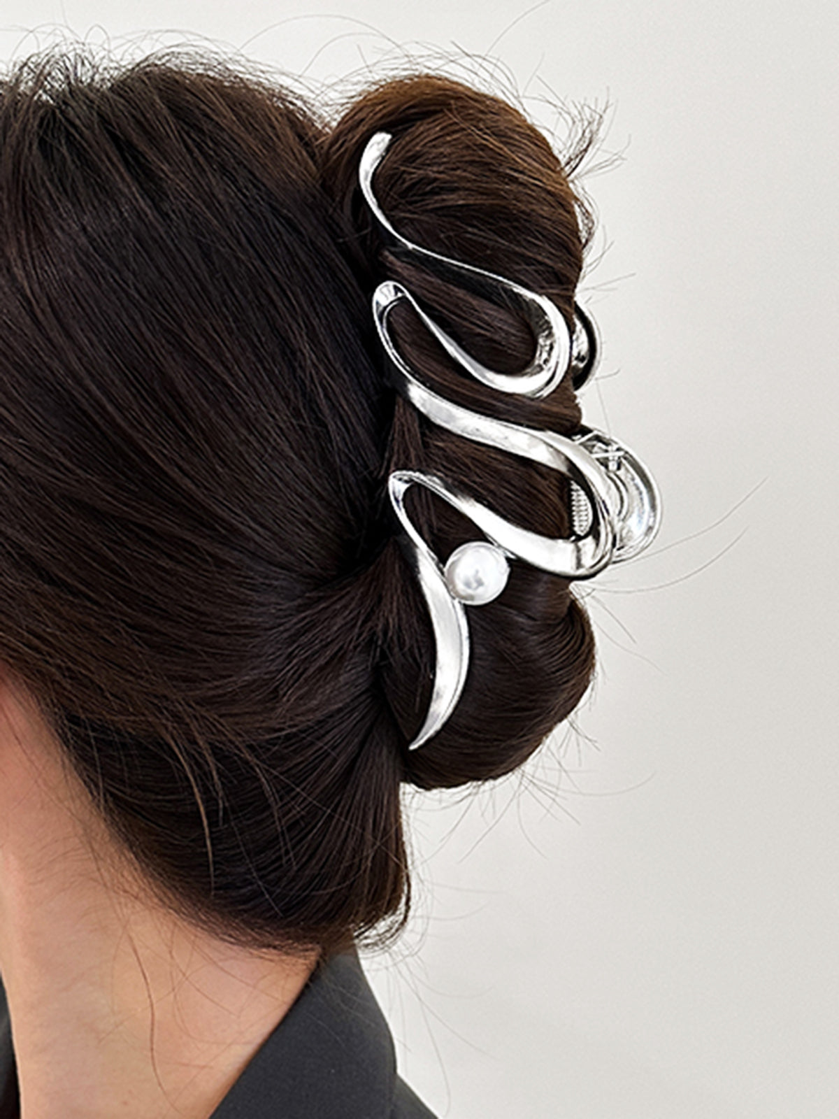 Elegante Touch: Decoratief Zilverkleurig Parel Haarclip