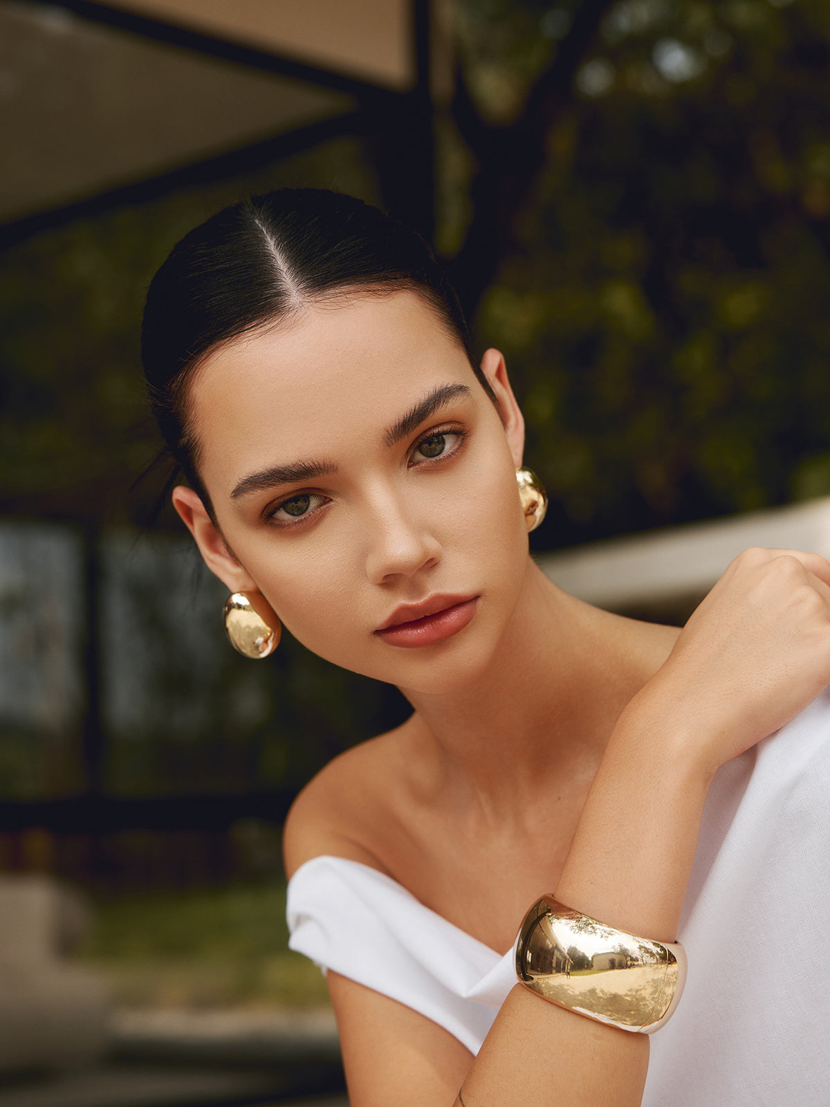 Brede Goudkleurige Armband – Statement Cuff voor Dames