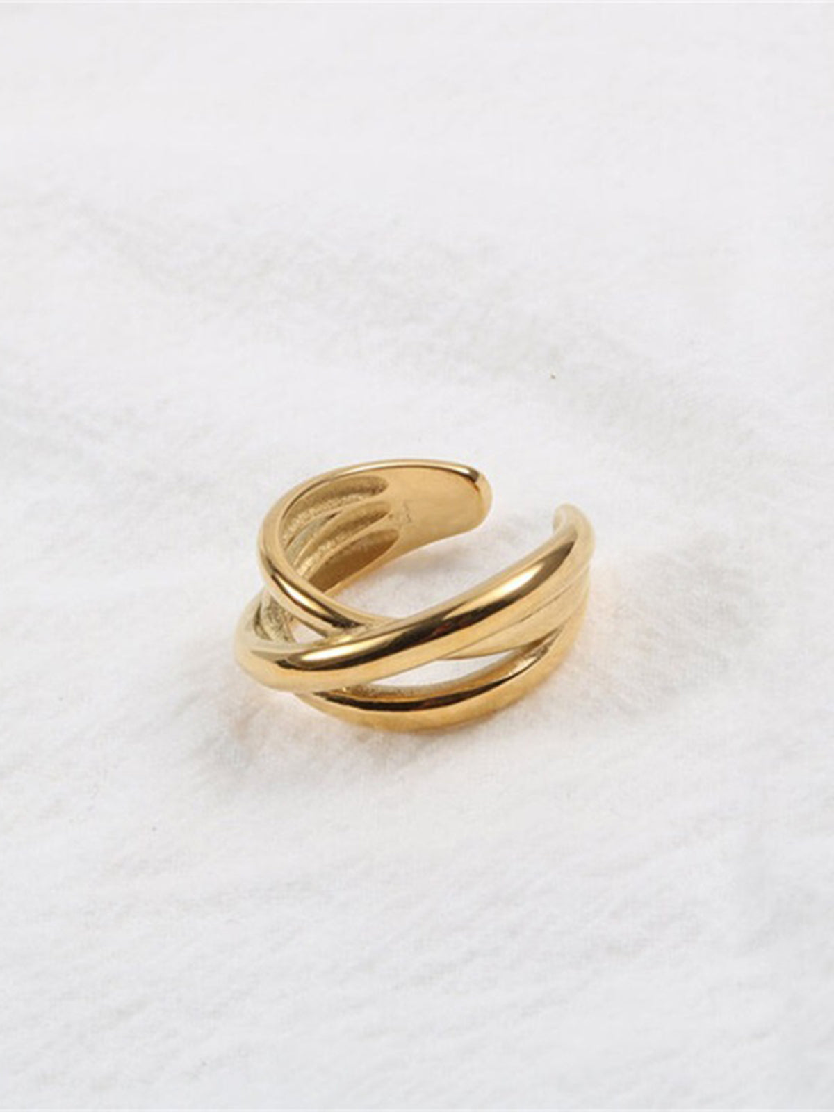 Gouden ring met meerdere lagen in klassieke stijl voor een tijdloze look