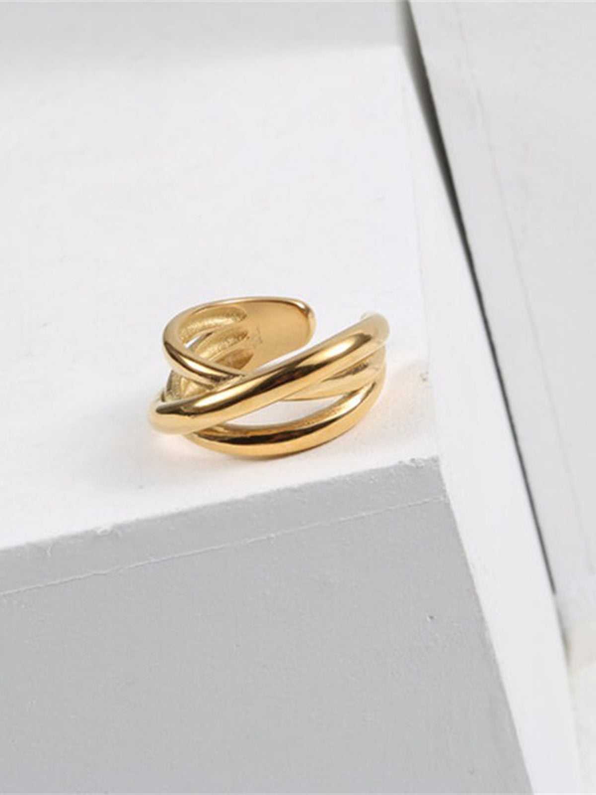 Gouden ring met meerdere lagen in klassieke stijl voor een tijdloze look