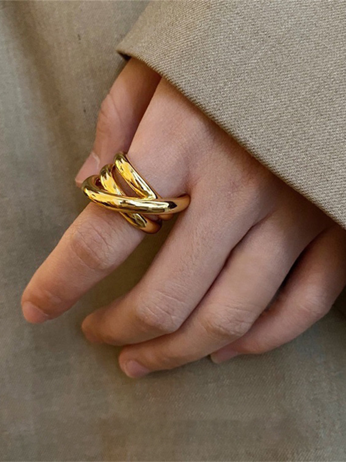 Gouden ring met meerdere lagen in klassieke stijl voor een tijdloze look
