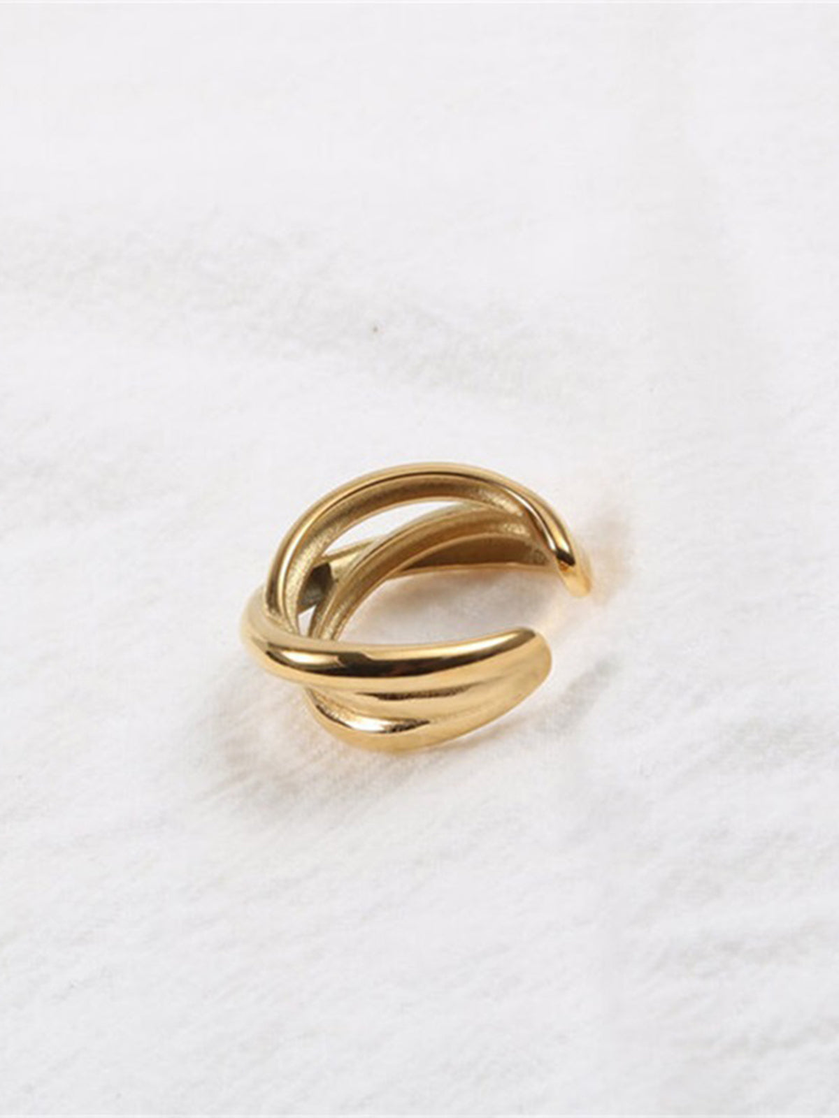 Gouden ring met meerdere lagen in klassieke stijl voor een tijdloze look