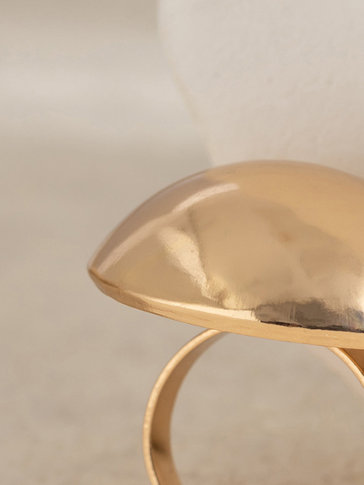 Stijlvolle geometrische halve bal ring voor een unieke uitstraling