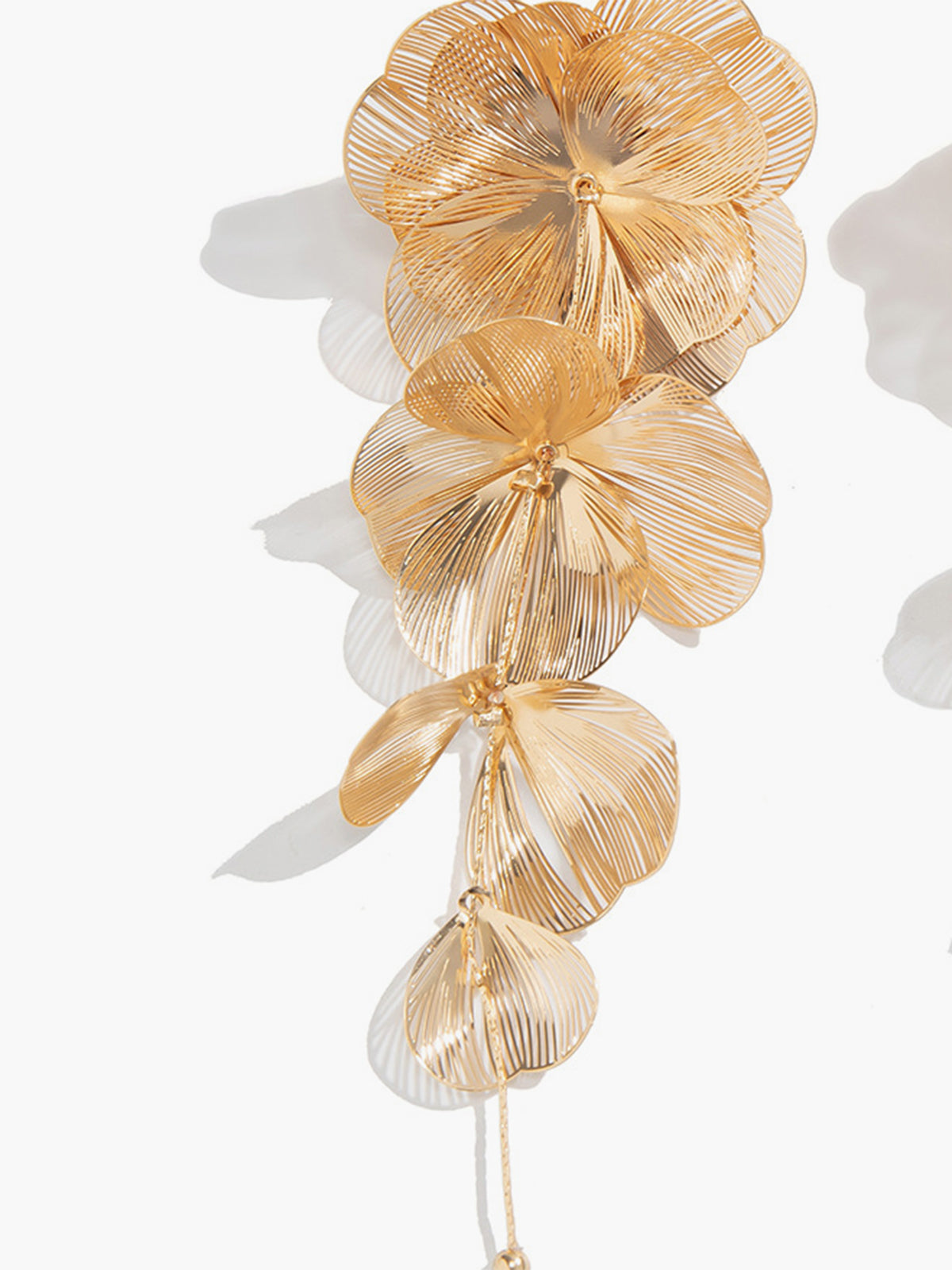 Luxe Lange Gouden Oorbellen met Bladvormige Hangers – Elegant Design