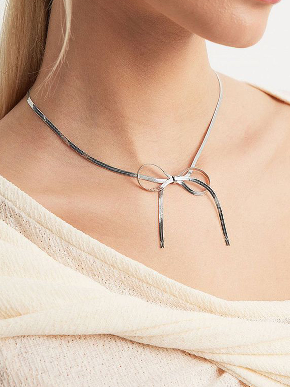 Maak uw stijl compleet met de elegante strik en kwastjes kettingen- en armbanden set