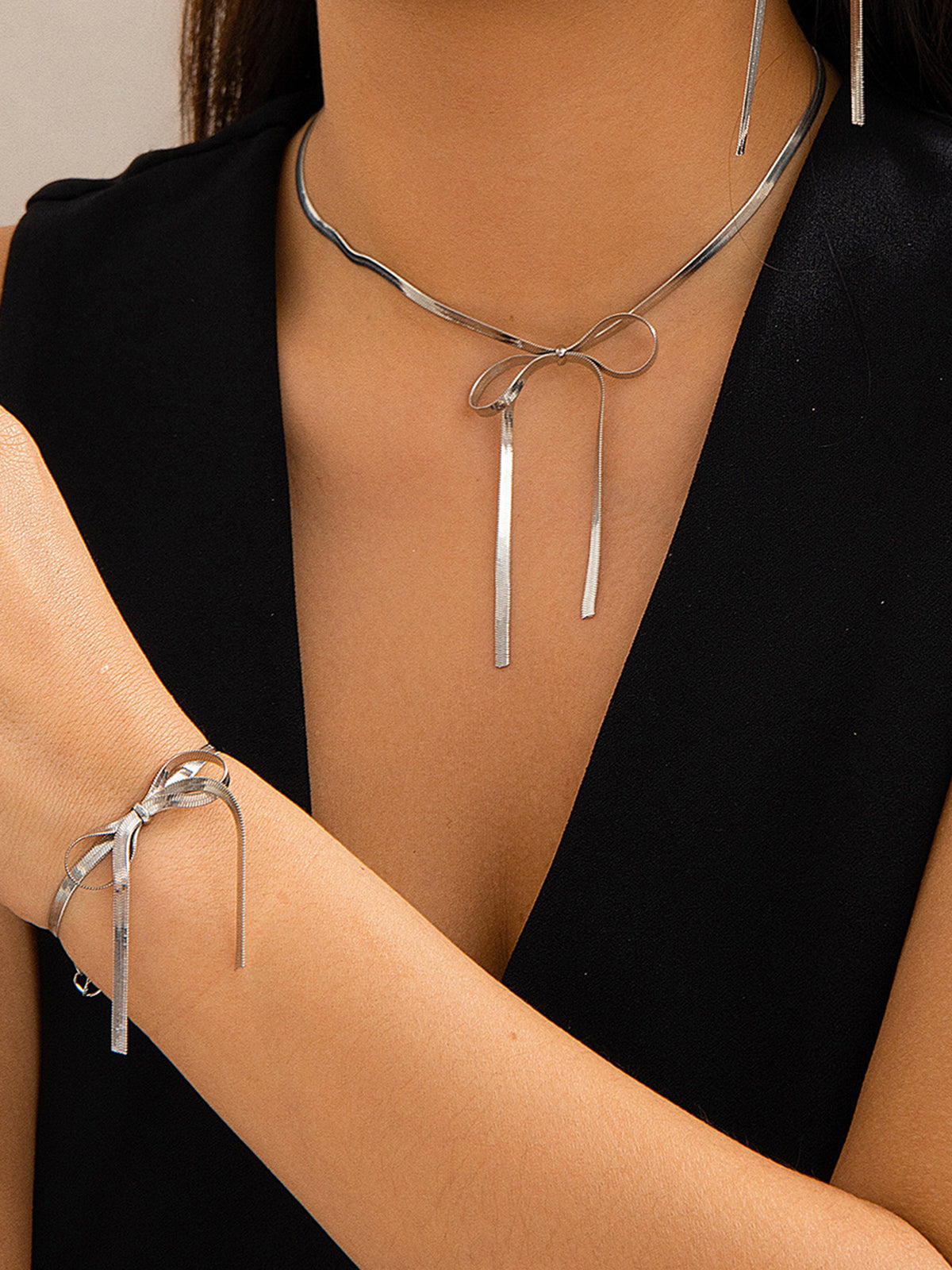 Maak uw stijl compleet met de elegante strik en kwastjes kettingen- en armbanden set