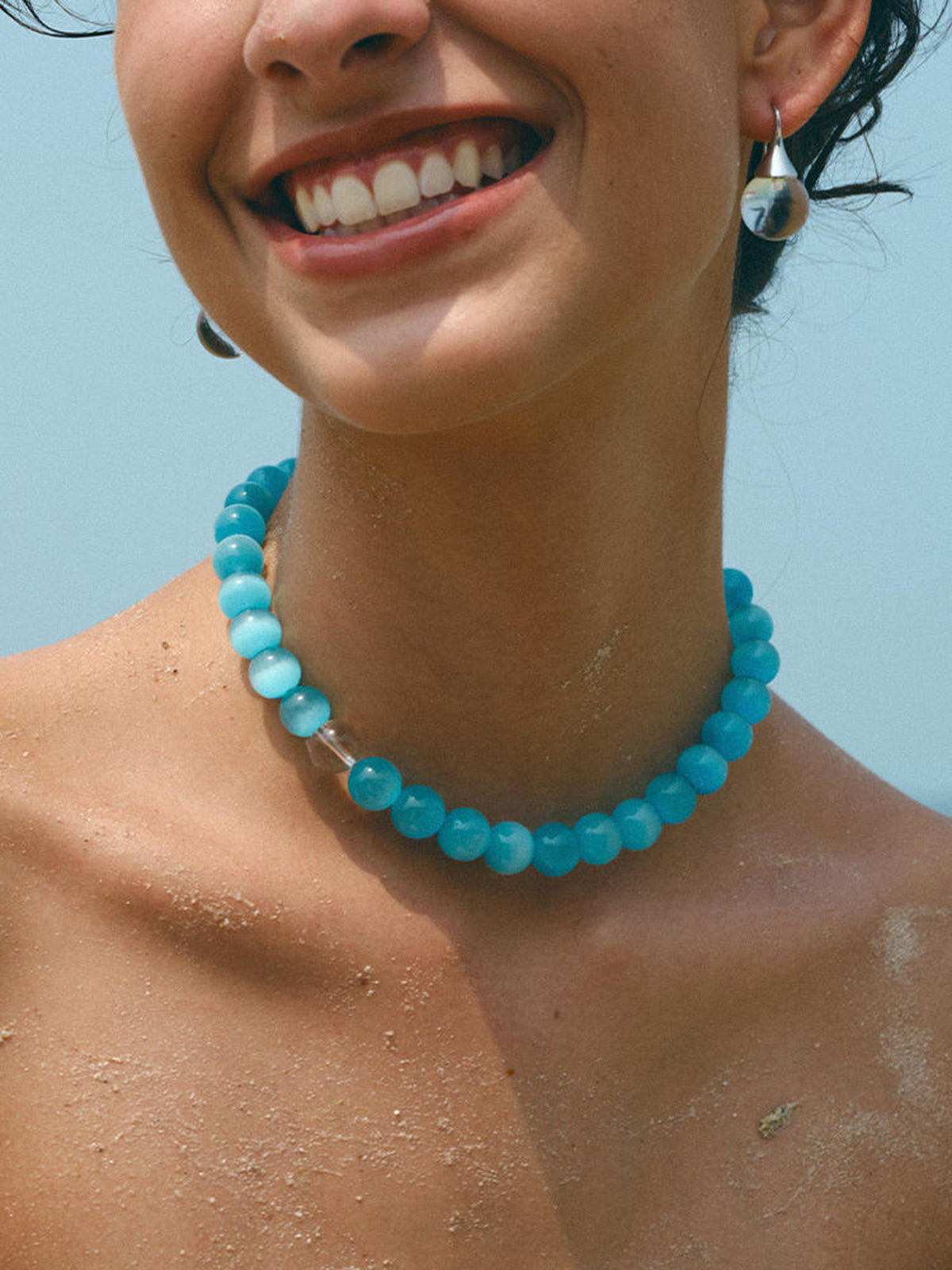 Maak je stijl compleet met de elegante blauwe kattenoogsteen en kralen ketting