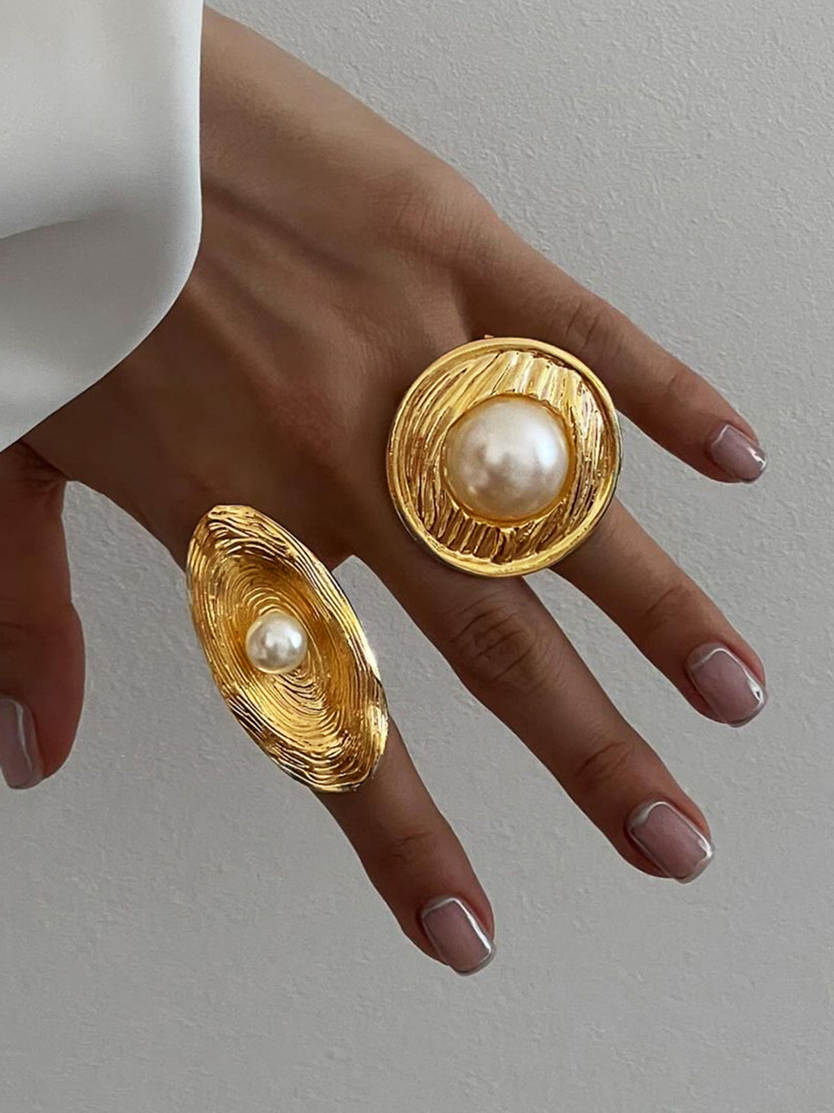 Elegante gouden parelring voor tijdloze elegantie